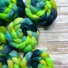 Load image into Gallery viewer, Shetland Hand Dyed Combed Top - &quot;Ectoplasm&quot; - Spinning Fiber - Roving - Soft Fiber for Spinning Socks
