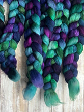 Load image into Gallery viewer, Domestic Targhee Combed Top - &quot;Free Flow&quot; - US Grown Hand Dyed Spinning Fiber - Soft Fiber for Spinning
