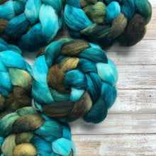 Load image into Gallery viewer, Eider Hand Dyed Combed Top - &quot;Hold My Hand&quot; - Spinning Fiber - Fiber for Spinning Socks - Rare Breed Wool Roving for Felting Weaving
